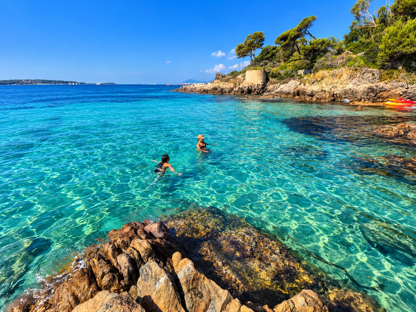 Crique méditerranéenne aux eaux turquoise près de Cannes