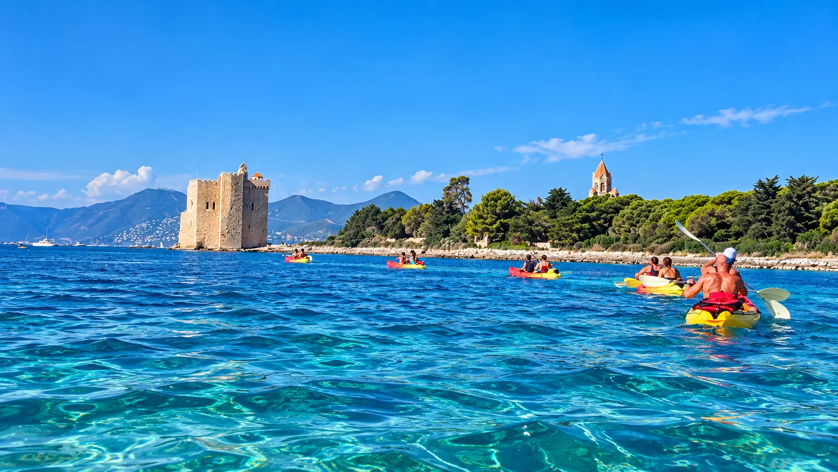 Kayaks sur les eaux turquoise devant la tour du monastère fortifié des îles de Lérins