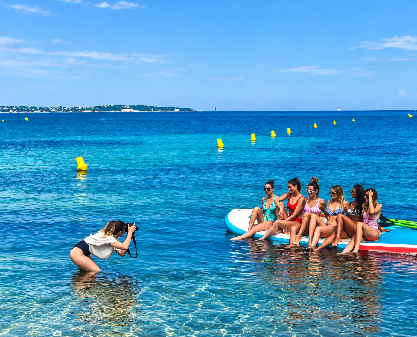 Groupe de participantes photographié sur un paddle géant au large de Cannes